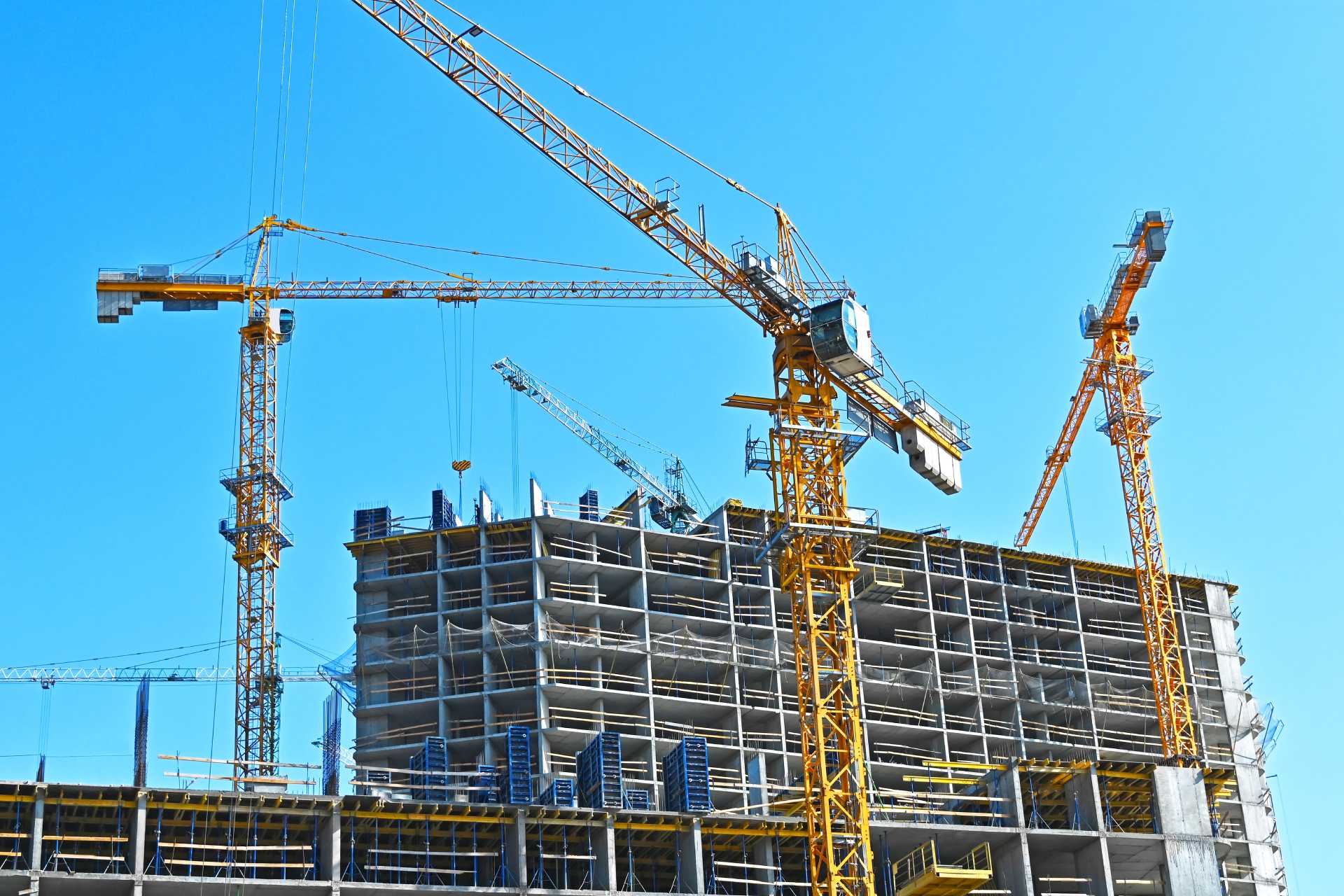 Grúas trabajando en una obra